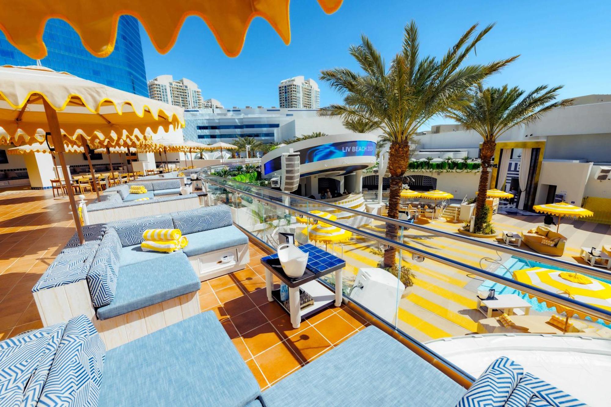 Fontainebleau Las Vegas Eksteriør billede The pool at the Hard Rock Hotel